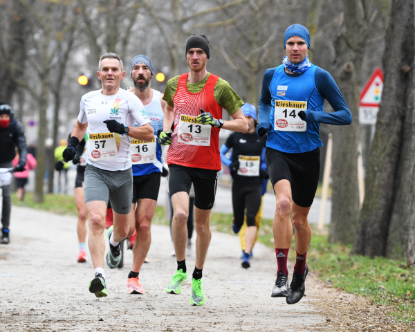 In der Anfangsphase des Rennens: Thomas Jungbauer (57), Vinzenz Kumpusch (16), Patrick Krammer (13), Mario Bauernfeind (14). Bild: ÖLV / Alfred Nevsimal