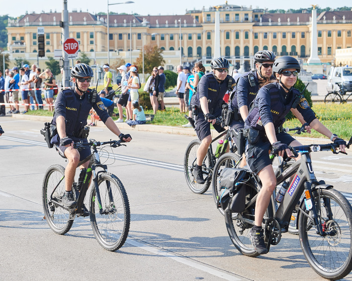 Uniformierter Fahrraddienst der Wiener Polizei als Vorauskommando beim VCM. Bild: VCM / Leo Hagen