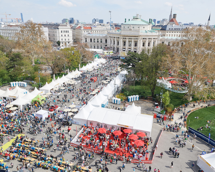 Rathausplatz beim Vienna City Marathon mit Hospitality-Area der Wiener Städtischen Versicherung. Bild: VCM / Leo Hagen