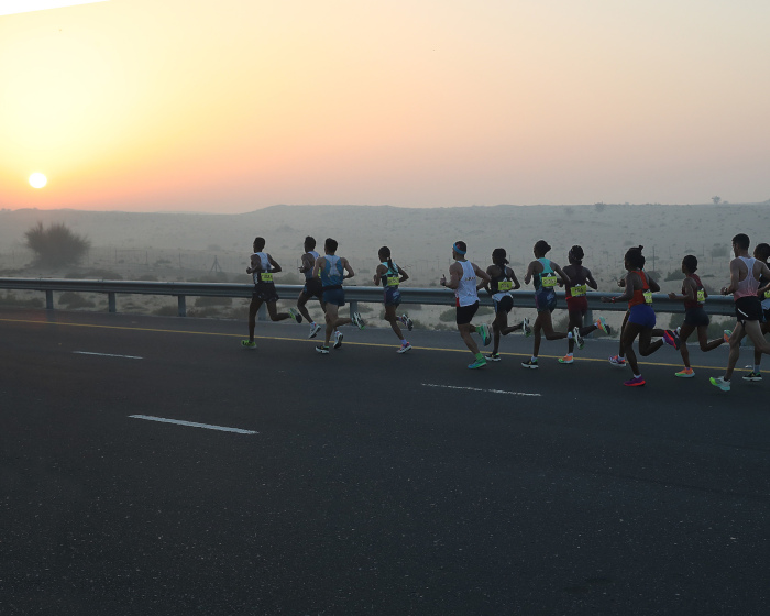 In den Sonnenaufgang hinein liefen die Athleten in dem Wüsten-Emirat Dubai am Sonntag. Start war um 6 Uhr. Foto: Giancarlo Colombo