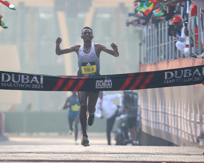 Abdisa Tola gewann sein Marathon-Debüt mit einer Jahresweltbestzeit. Foto: Giancarlo Colombo