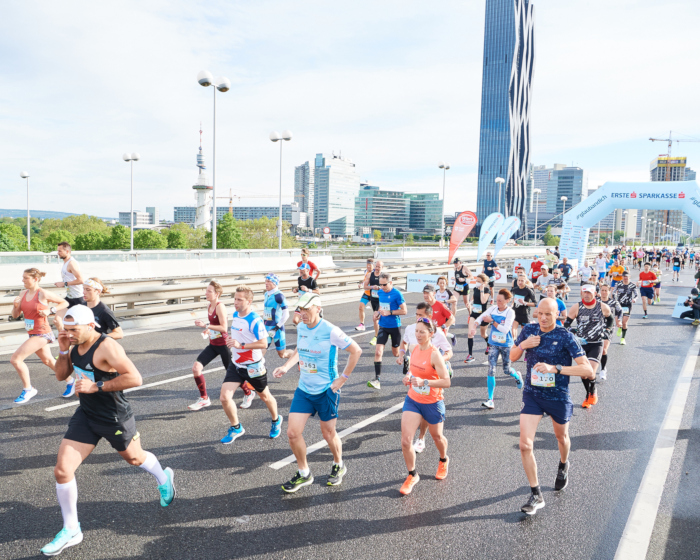 Start zum Vienna Calling Halbmarathon 2021 auf der Reichsbrücke. Bild: VCM / Leo Hagen