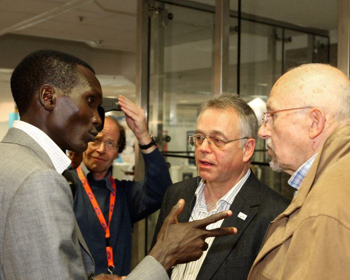 Christoph Kopp im Gespräch mit Paul Tergat und Horst Milde im Rahmen des Berliner 25-km-Laufes. 2009 lotste er den kenianischen Superstar zu dem Rennen nach Berlin. Bild: Victah Sailer