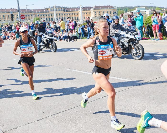 Julia Mayer bei ihrem Marathondebüt beim Vienna City Marathon 2023. Bild: VCM / Leo Hagen