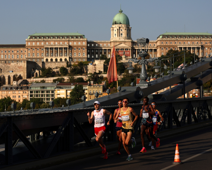 WM-Marathon mit toller Kulisse in großer Hitze, am Bild u.a. Johannes Motschmann aus Deutschland. Bild: Getty Images for World Athletics