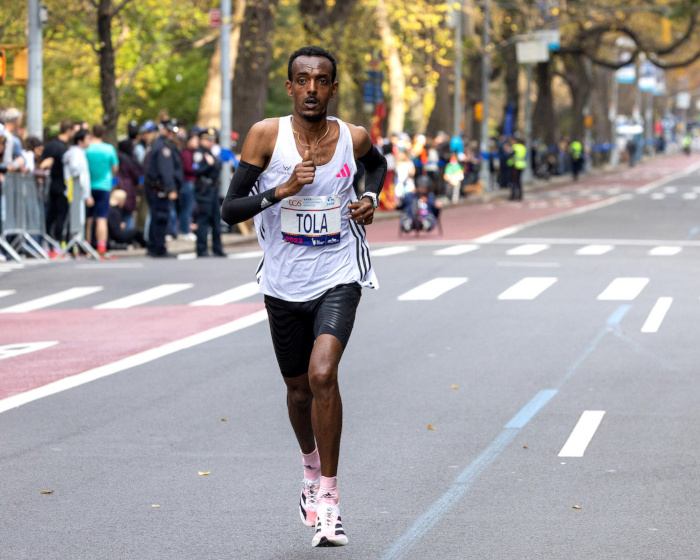 Tamirat Tola auf dem Weg zum Streckenrekord in New York. Foto: Sailer / photorun.net