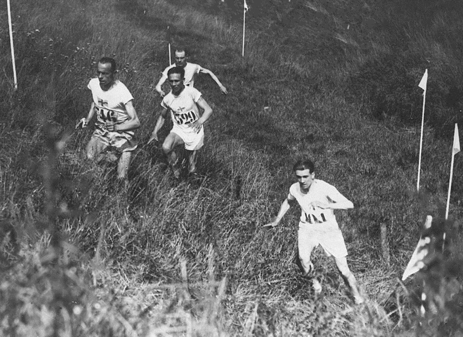 Paavo Nurmi zu Beginn des Cross-Country-Rennens hier an vierter Stelle. – Credit: IOC