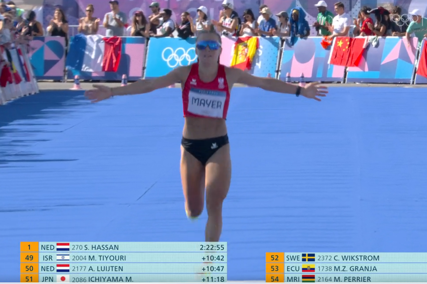 Julia Mayer im Ziel des Olympiamarathons von Paris. Bild: ORF ON - Screenshot