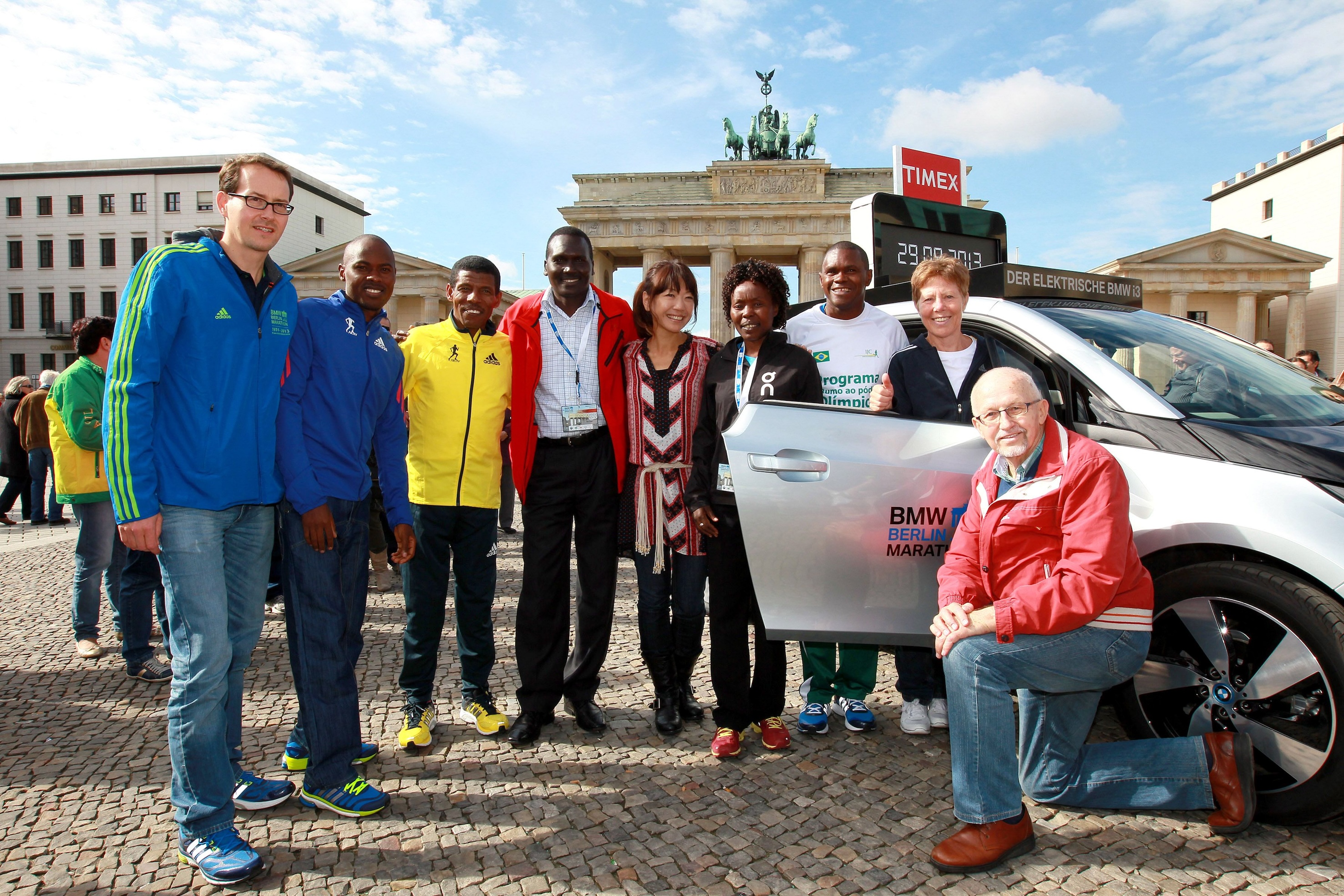 Sieben Berliner Weltrekordler: Patrick Makau, Haile Gebrselassie, Paul Tergat, Naoko Takahashi, Tegla Loroupe, Ronaldo da Costa und Christa Vahlensieck. Bild: Sailer / photorun.net