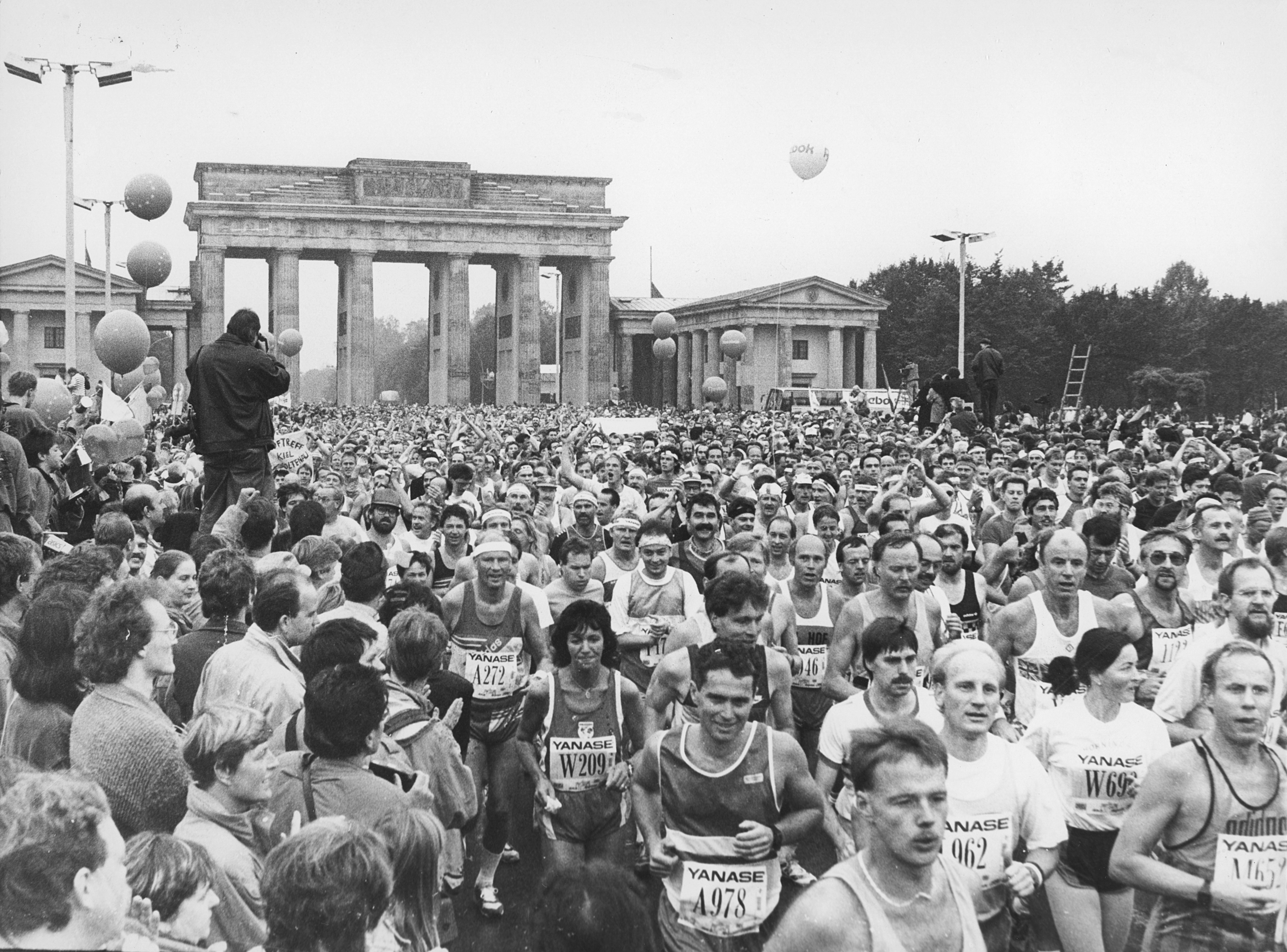 1990 führte der Berlin-Marathon mit 25.000 Läufern durch das Brandenburger Tor. Foto:  privat / Forum für Sportgeschichte