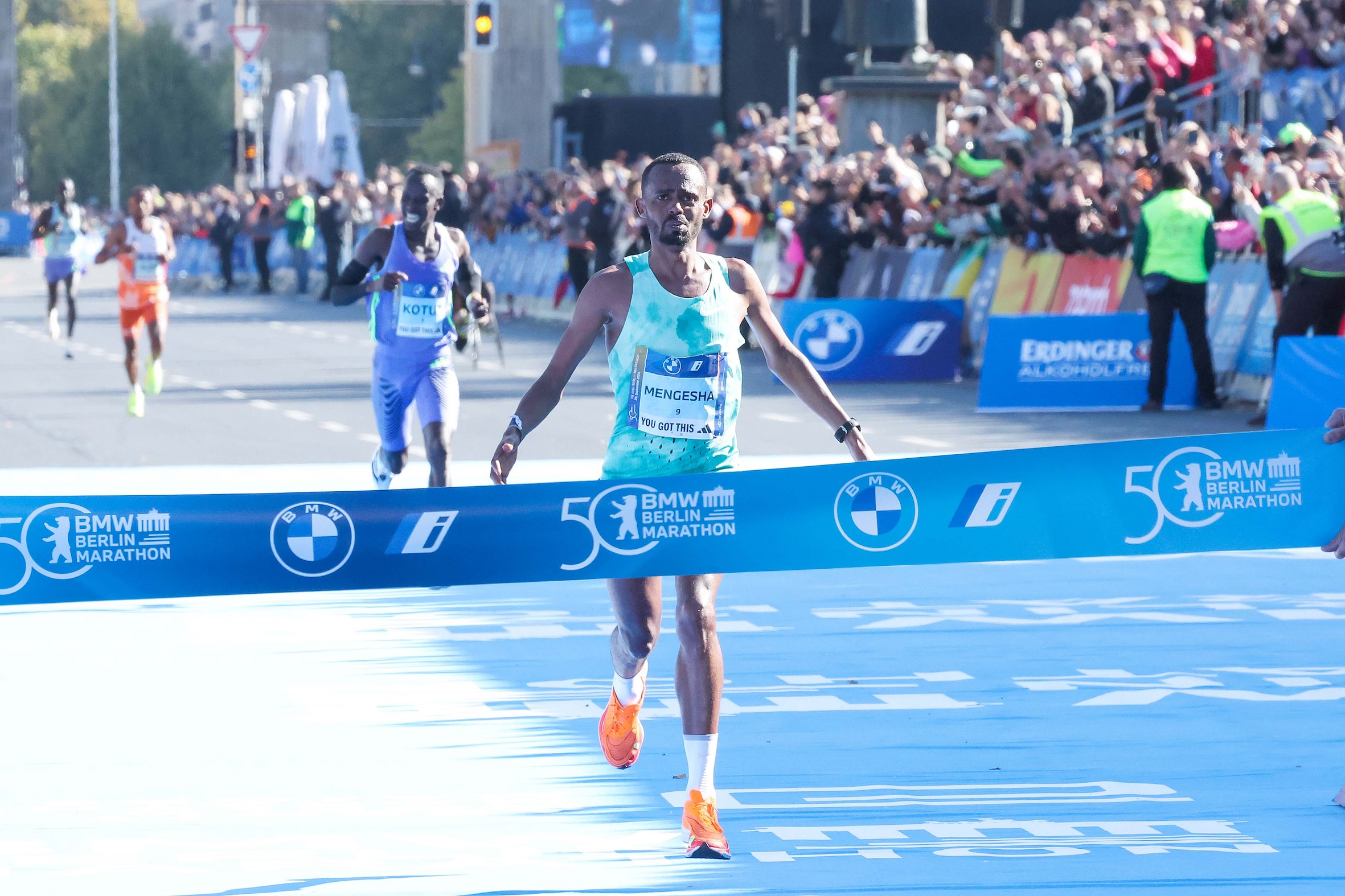 Milkesa Mengesha gewinnt den Berliner Jubiläums-Marathon. Foto: Victah Sailer / photorun.net