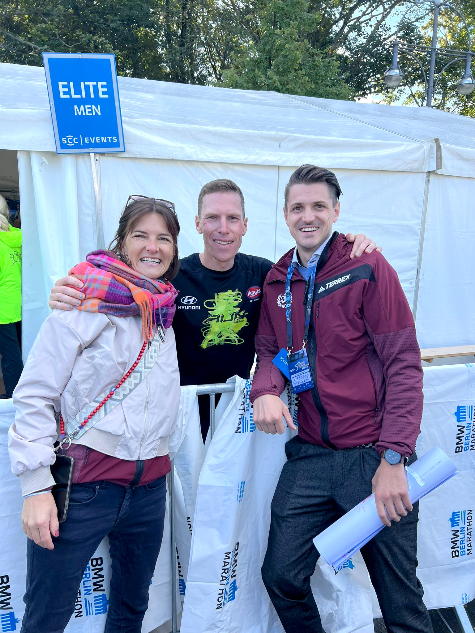 Super, Peter! VCM-Geschäftsführer Kathrin Widu und Dominik Konrad freuen sich mit dem Salzburger