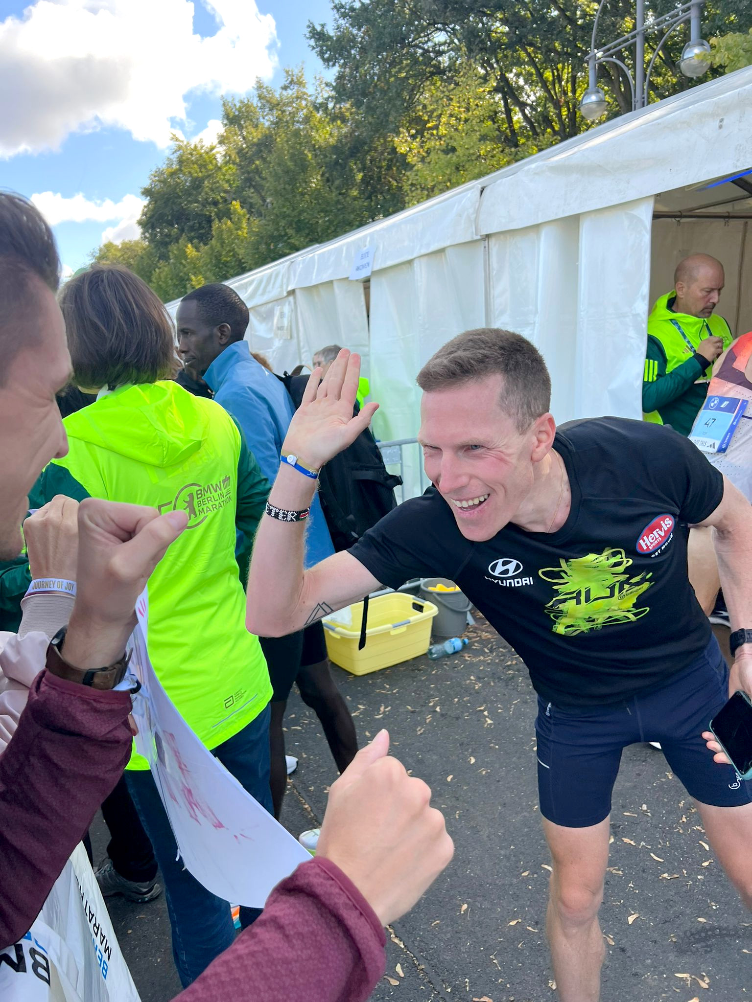 Peter Herzog in bester Stimmung nach 2:12:08 in Berlin