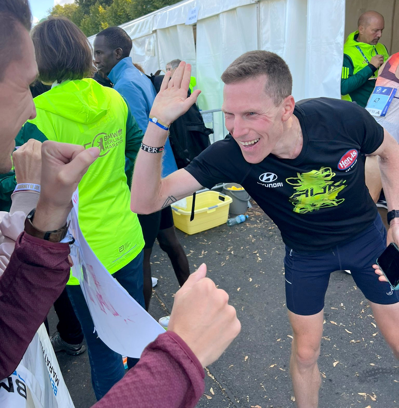 Peter Herzog in bester Stimmung nach 2:12:08 in Berlin