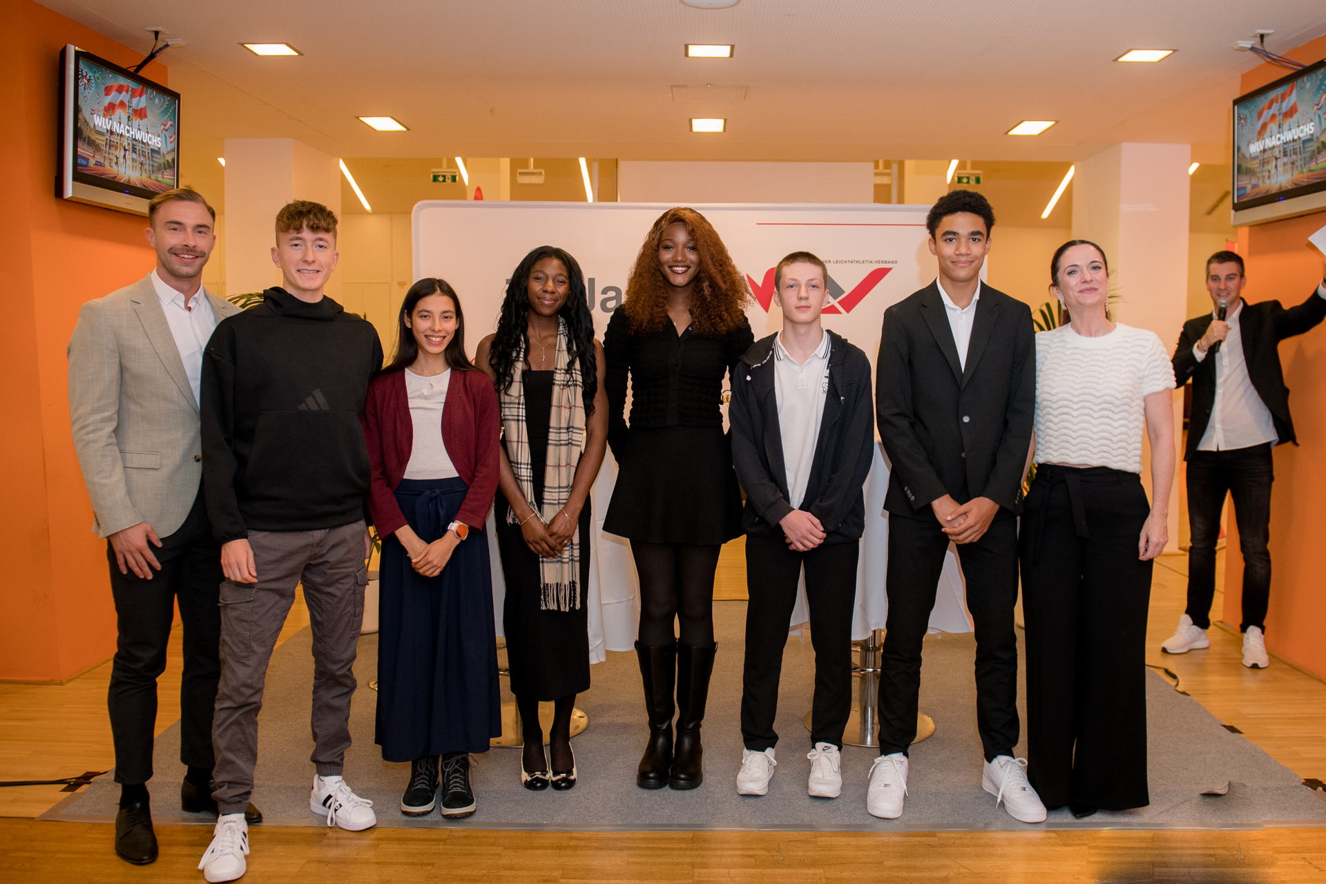 Wiener Leichtathletik-Nachwuchs mit den WLV-Vizepräsidenten Florian Domenig und Elisabeth Schwendt. Bild: VCM Group / Jenia Symonds