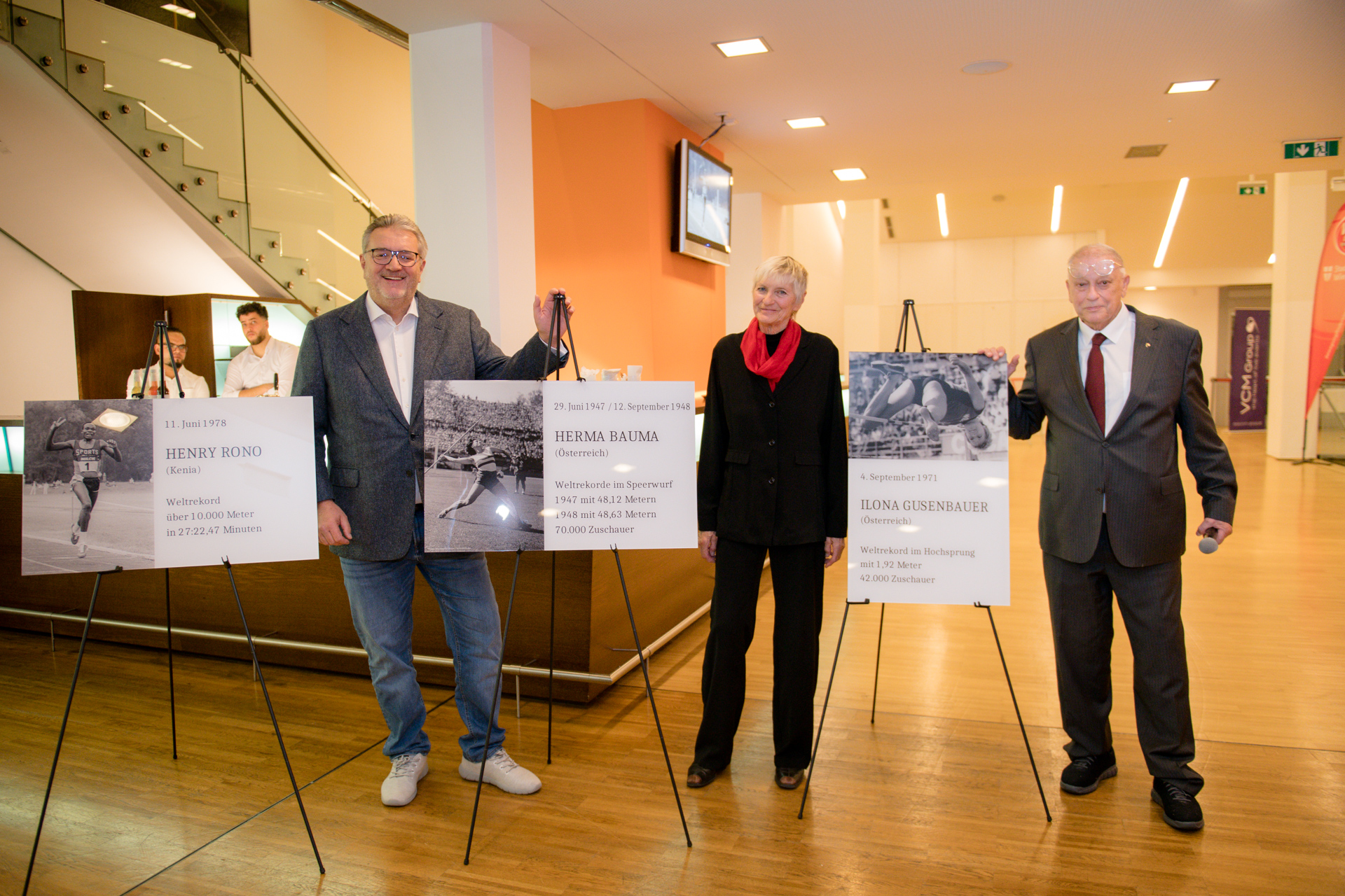 Ilona Gusenbauer mit Weltrekordtafel, links Sportstadtrat Peter Hacker, rechts WLV-Präsident Roland Gusenbauer. Bild: VCM Group / Jenia Symonds