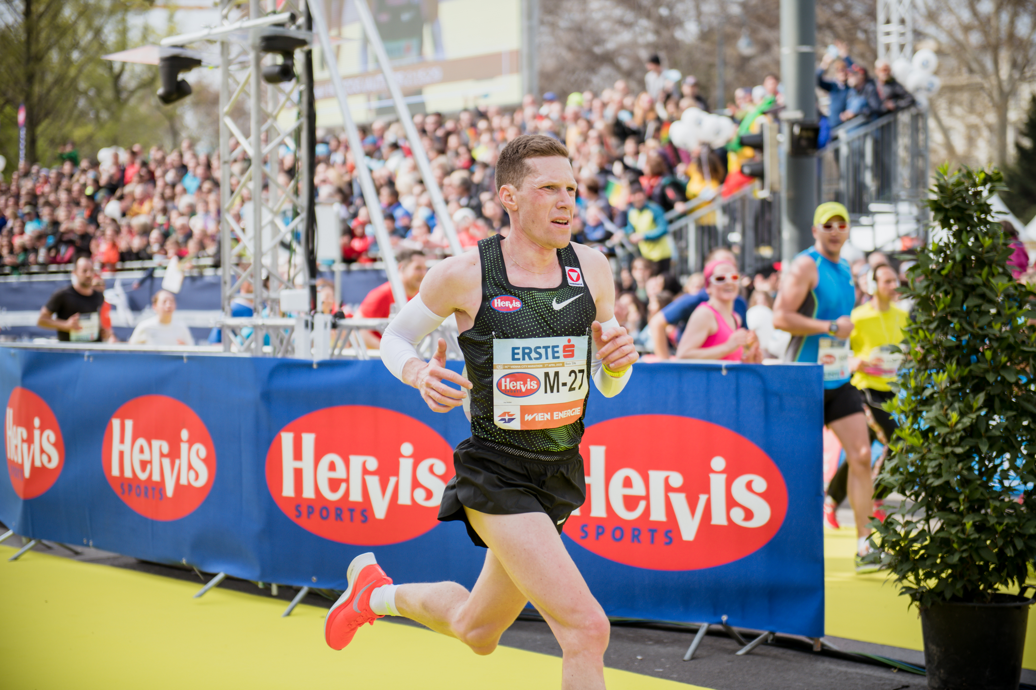 Auch Marathonrekordler Peter Herzog läuft weiter mit Hervis. Bild: VCM / Jenia Symonds